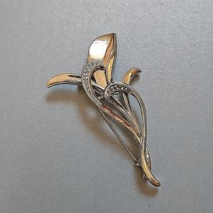 Rhinestone flower brooch